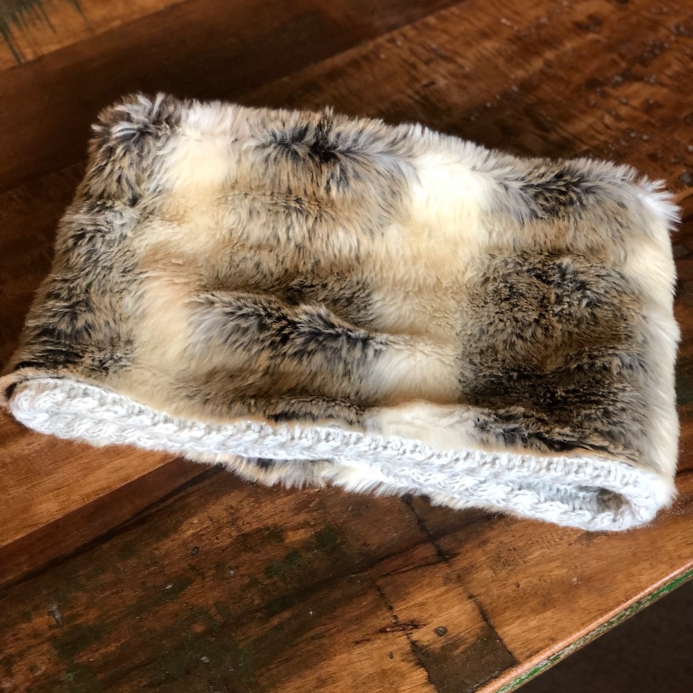 Aerie reversible infinity scarf. Faux fur/crochet
